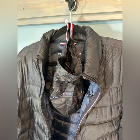 Tommy Hilfiger Men's Packable Quilted Puffer Jacket in Black - Picture 16 of 17